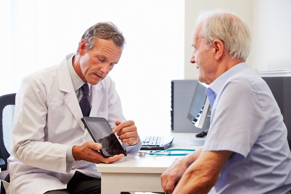 Paciente con prostatitis en una cita con el médico