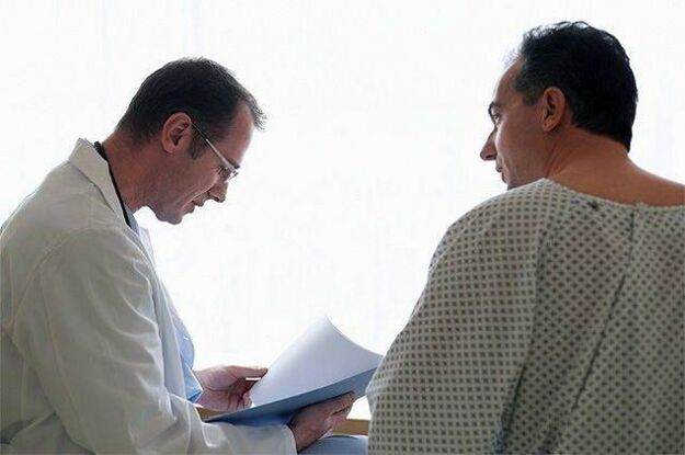 El médico prescribe medicamentos para la prostatitis al paciente.