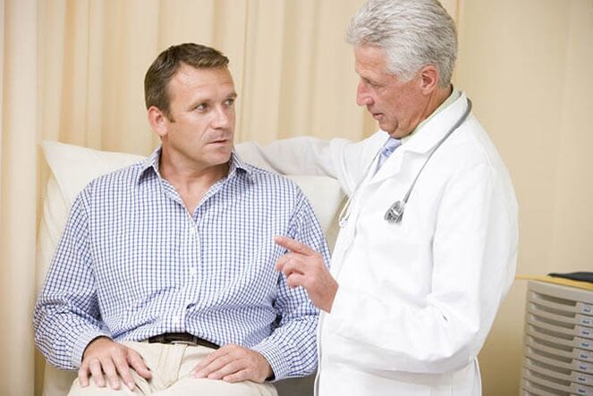 un paciente con prostatitis en una cita con el médico