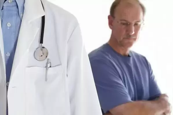 Un hombre con síntomas de prostatitis crónica debe ver a un urólogo